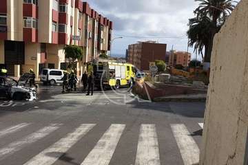 Arde un coche en la calle Poeta Pablo Neruda de Los Llanos de Telde/Eugenio Artiles y TA.